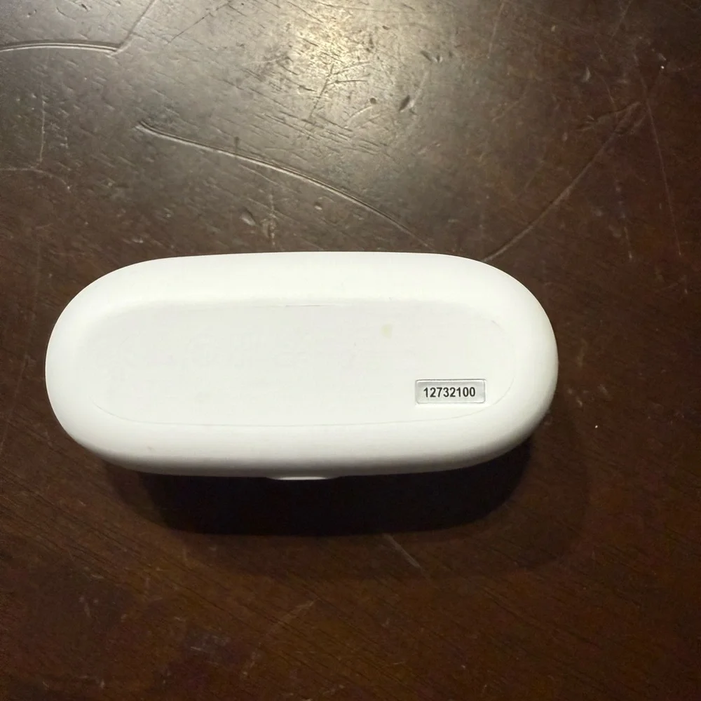 White Wireless Headset with Compact Design and Matte Finish